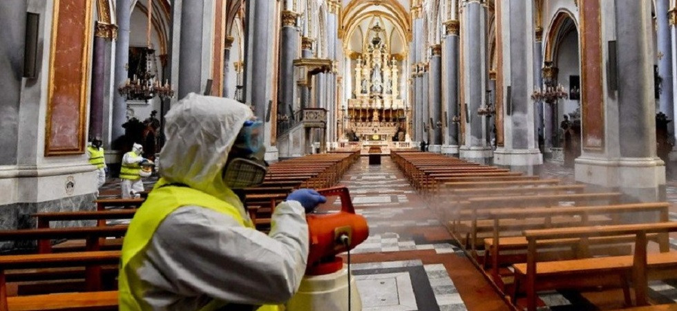 Igienizzanti al posto dell’acquasanta, no al segno della pace e la comunione solo con i guanti